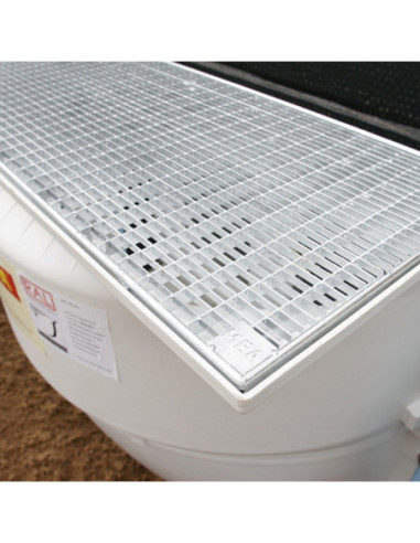 MEAMAX STANDARD basement light well with a grid grating 30/30