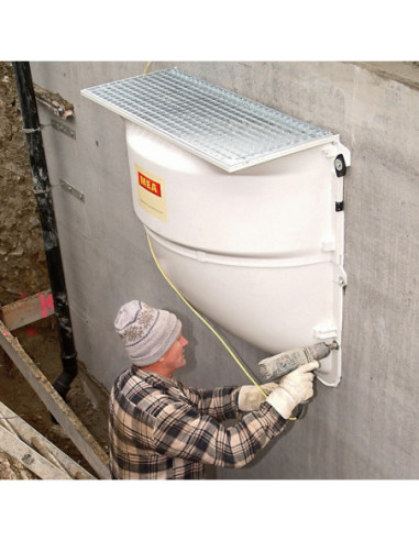 MEAMAX STANDARD basement light well with a grid grating 30/30