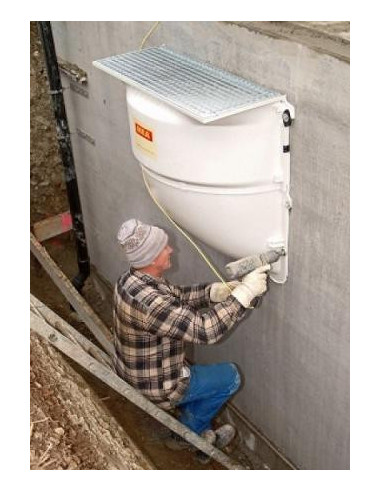 MEAMAX STANDARD basement light well with a grid grating 30/10